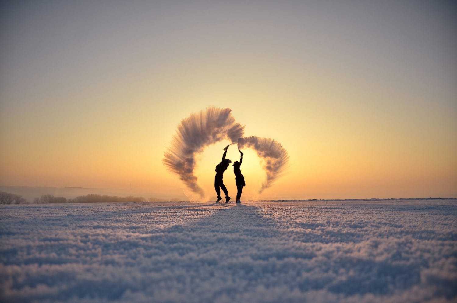 Lunta heittävien henkilöiden siluetit